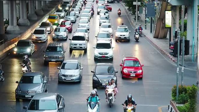 城市的道路交通，十字路口上有许多汽车