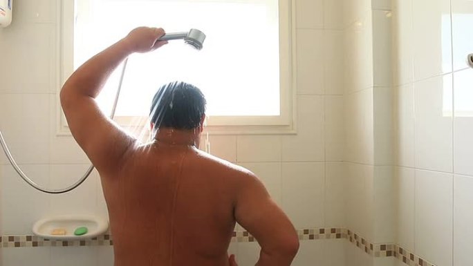 年轻放松的男人在洗澡