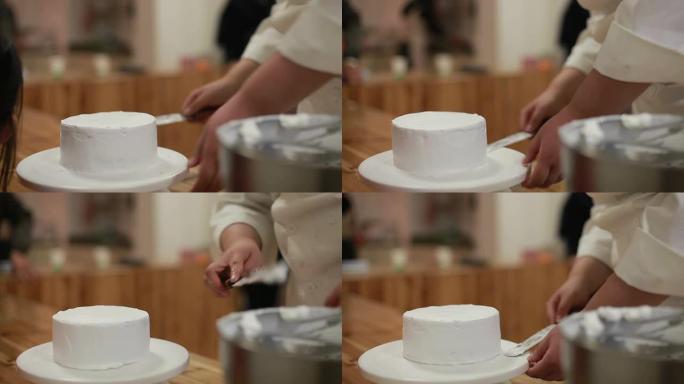 厨师在蛋糕上涂抹奶油