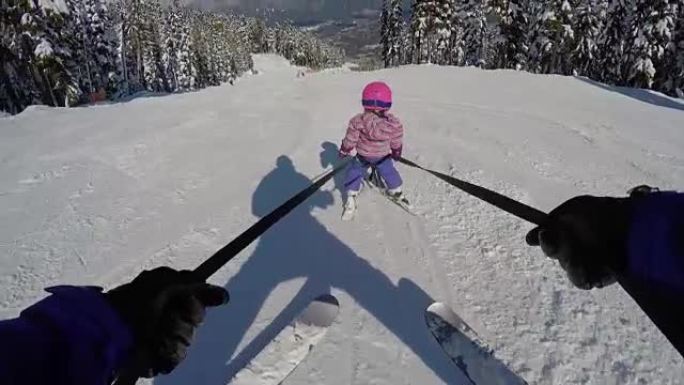 年轻女孩学习滑雪