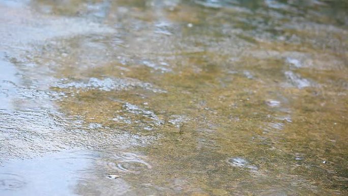 高清：雨滴落在地板上。