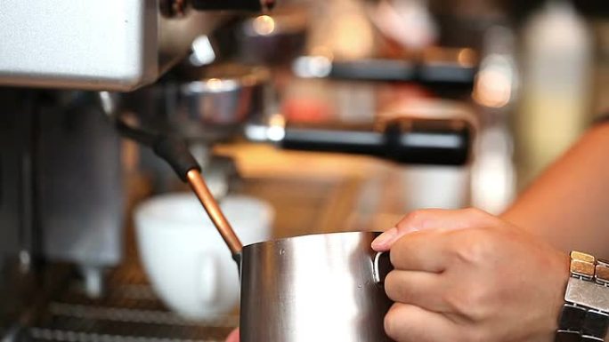 高清: 咖啡师使用拿铁蒸锅准备牛奶泡沫