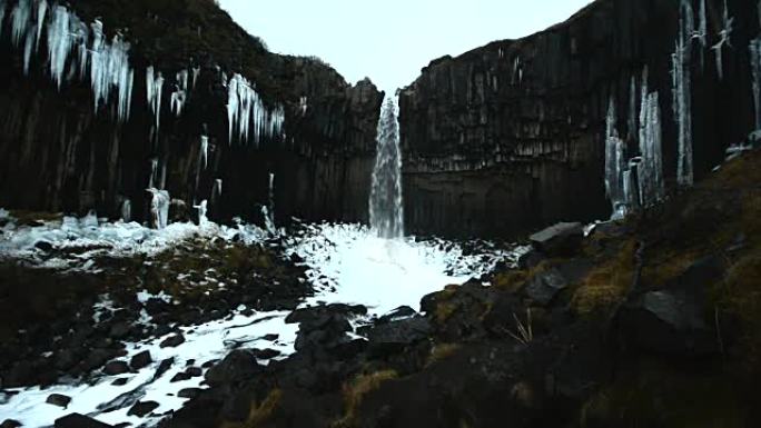 冰岛黑脚瀑布柱岩