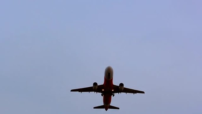 喷气飞机民航客机掠过头顶仰拍拍摄