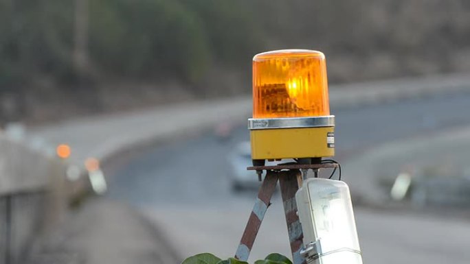 交通警告灯路边警示灯黄色警示灯