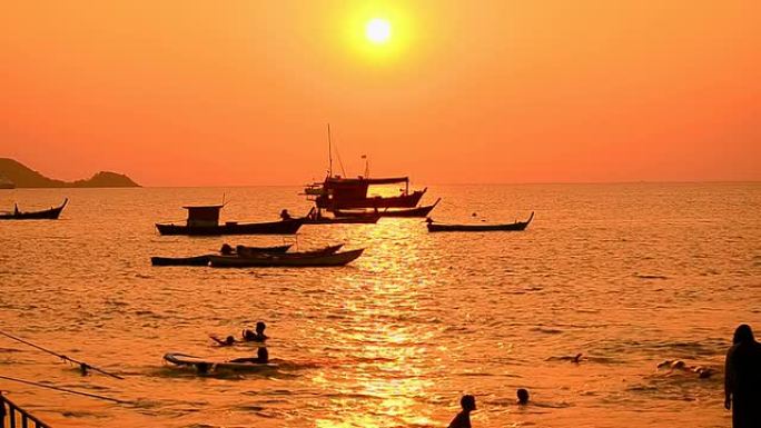 孩子们在日落海滩上玩耍