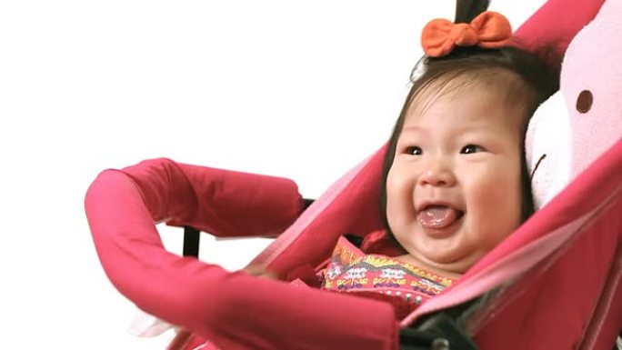 白色背景的婴儿推车里的快乐宝宝