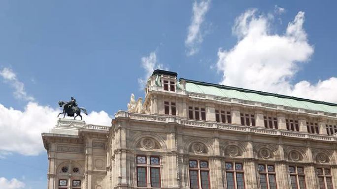 维也纳国家歌剧院屋顶雕塑蓝天白云光影变化