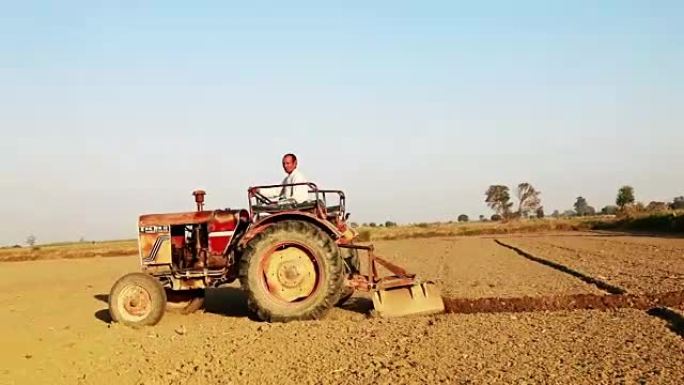 农民拖拉机和田间作业概念