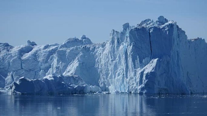 冰山正在崩裂期间巨大的冰块倾斜
