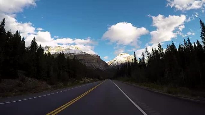 在风景秀丽的道路上行驶的POV车辆