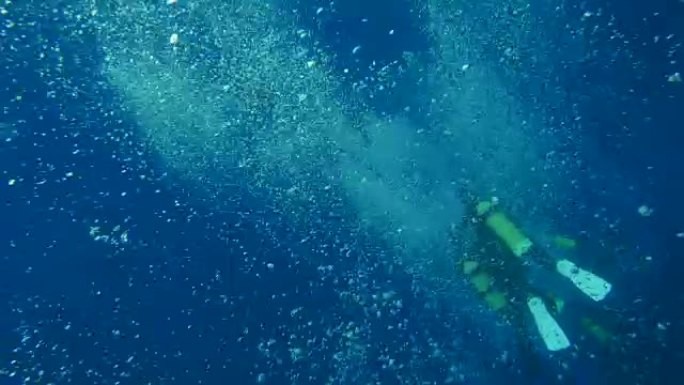 深海强流中的水肺潜水