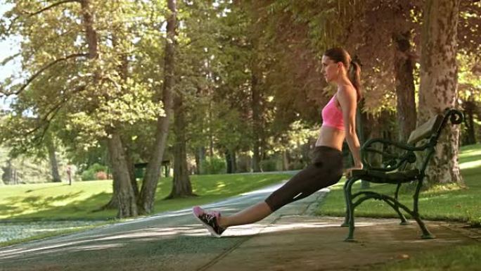 DS女性在公园长椅上锻炼