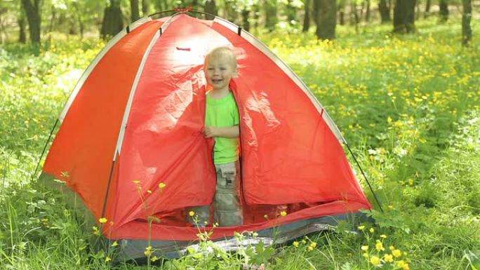 旅游帐篷里的小男孩