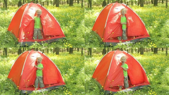 旅游帐篷里的小男孩