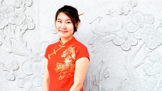 中国女孩的特写红色旗袍中式微笑笑脸