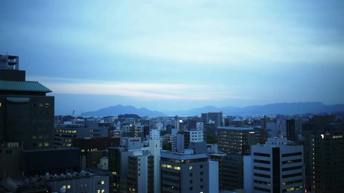 广岛建筑物上空的日落