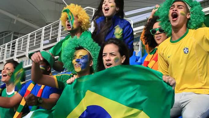 球迷为巴西队欢呼，但因错过比赛而感到失望