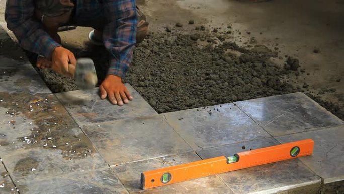 建筑工人铺设瓷砖地板。