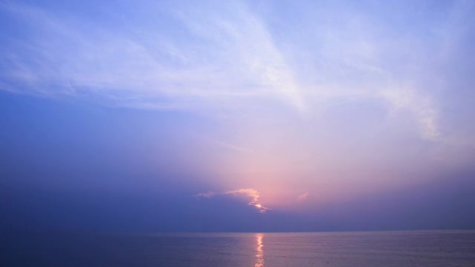 海面上的日落。海上日落