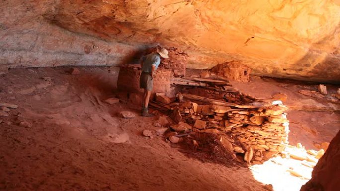 高清视频人探索古普韦布洛废墟犹他州