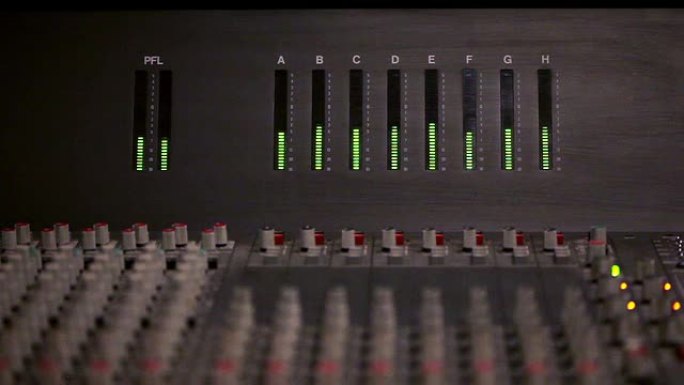 混音控制台上的音频水平