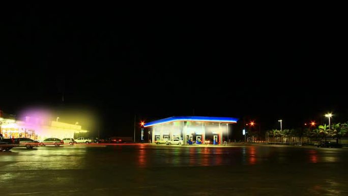 加油站夜晚晚上车流穿梭停车场