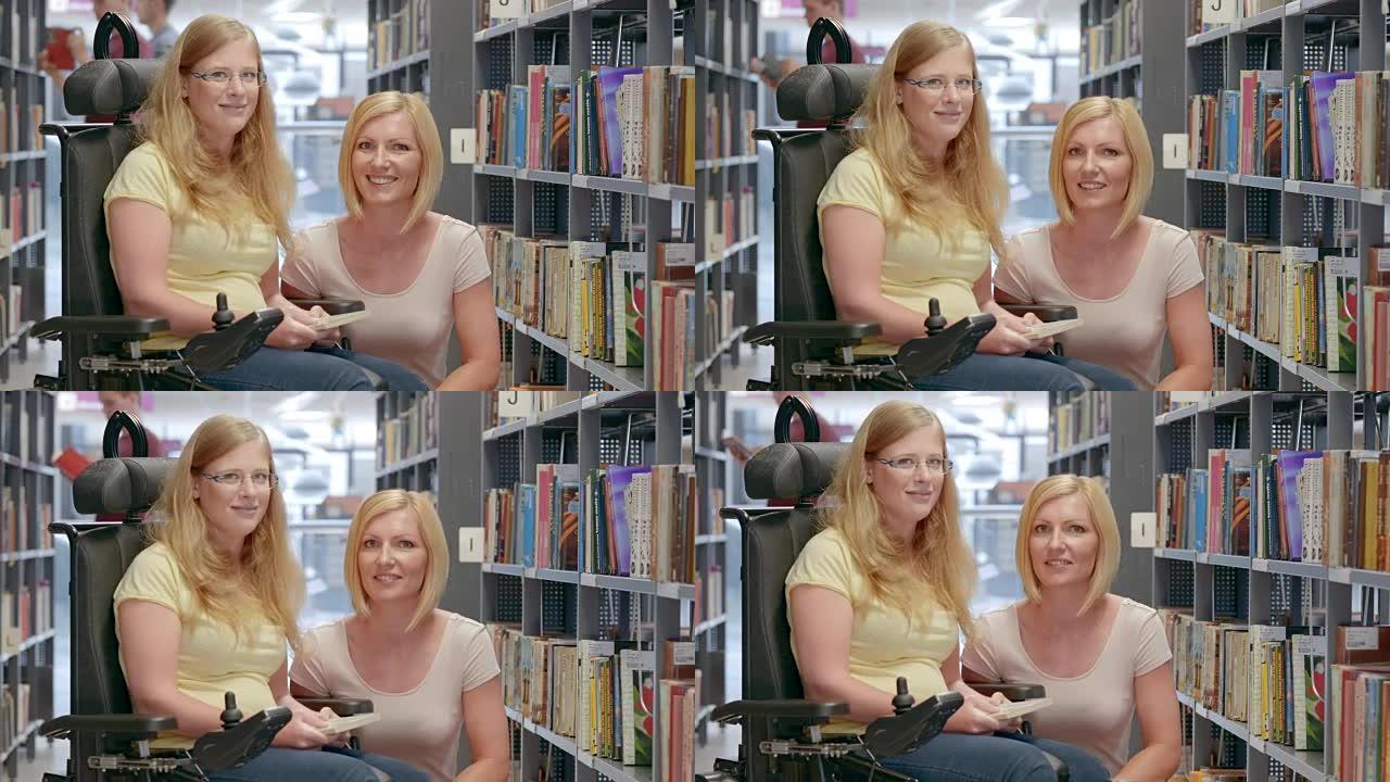 LD与图书馆中的朋友坐在轮椅上的女人的肖像