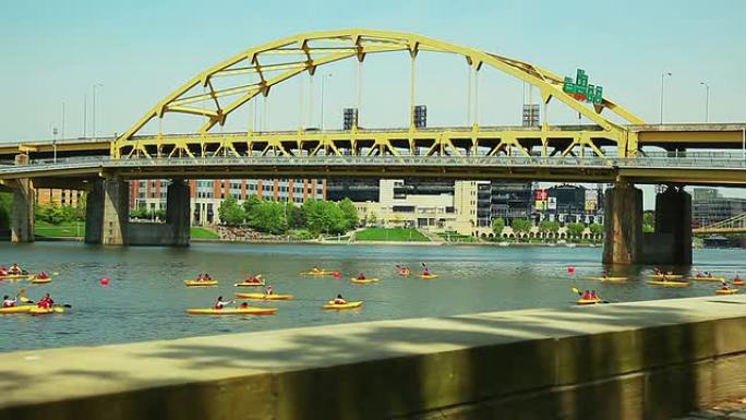黄色皮划艇在河上竞速