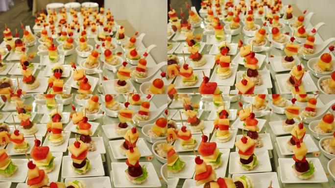 白色陶瓷勺子上有多个开胃的金枪鱼