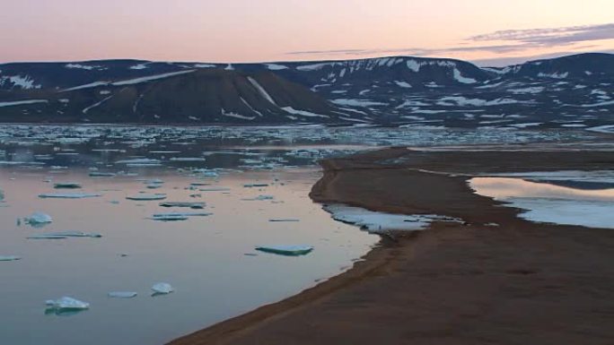 在格陵兰岛的午夜阳光中翻遍美丽的风景