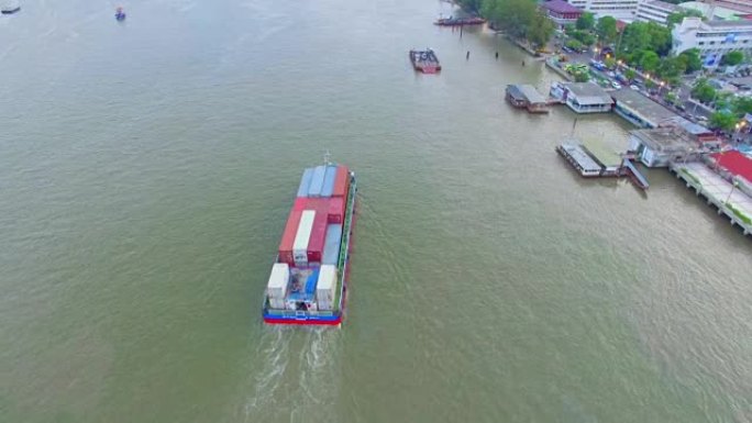 河上集装箱货船的鸟瞰图