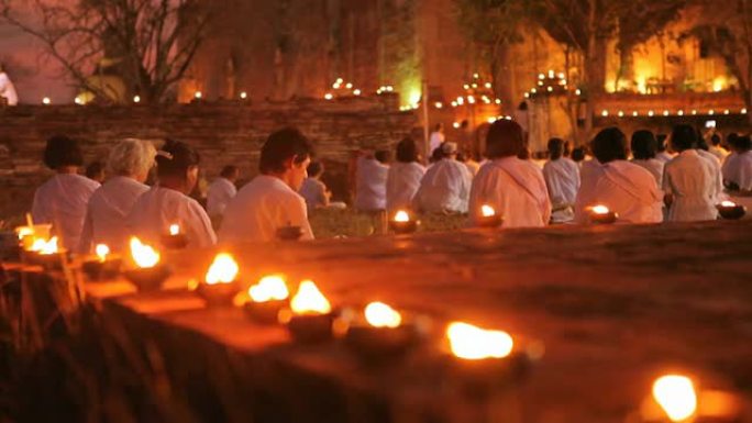 佛教在古寺周围点燃蜡烛