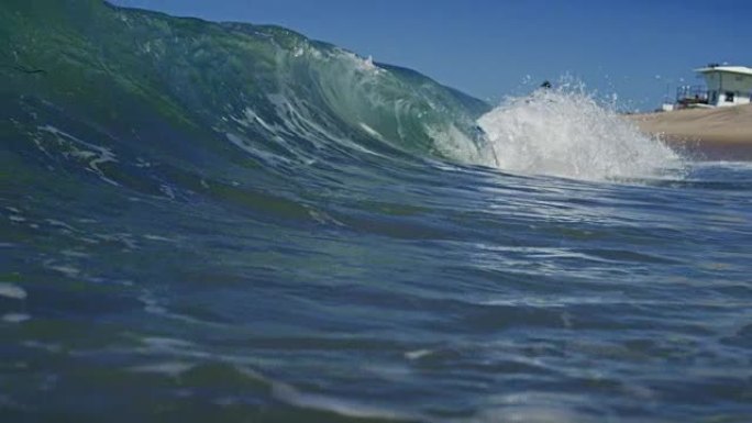 在加利福尼亚夏季的阳光下，一个令人难以置信的独特波浪在POV的相机上破裂。在4k中以150FPS的速