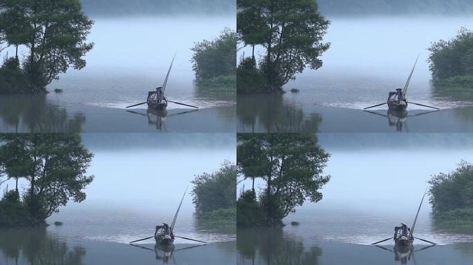雾天宁静湖水上的小渔船
