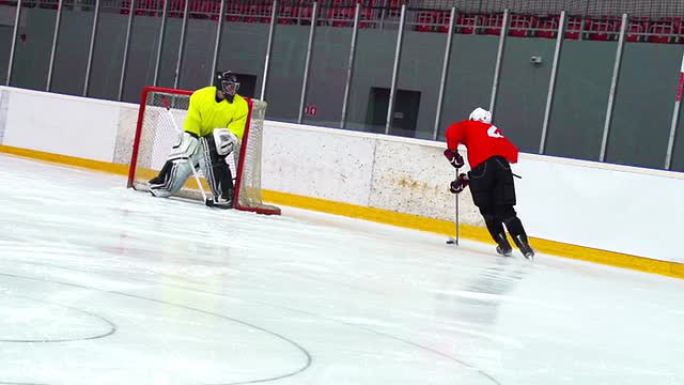 冰球运动员用Puck滑冰的HD Slo-Mo镜头
