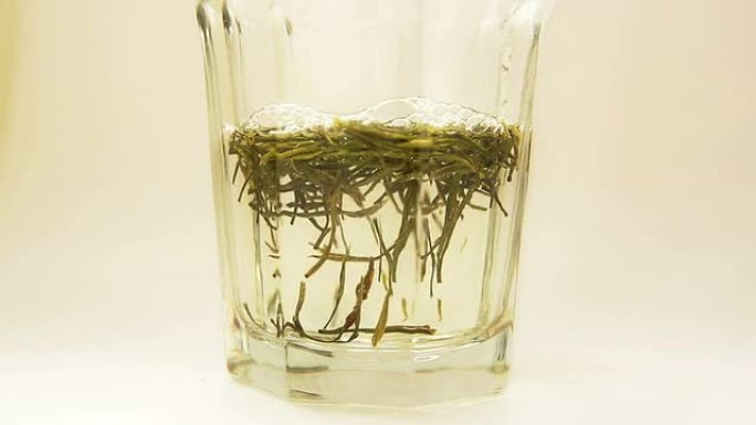 浸泡在玻璃杯中的中国绿茶。
