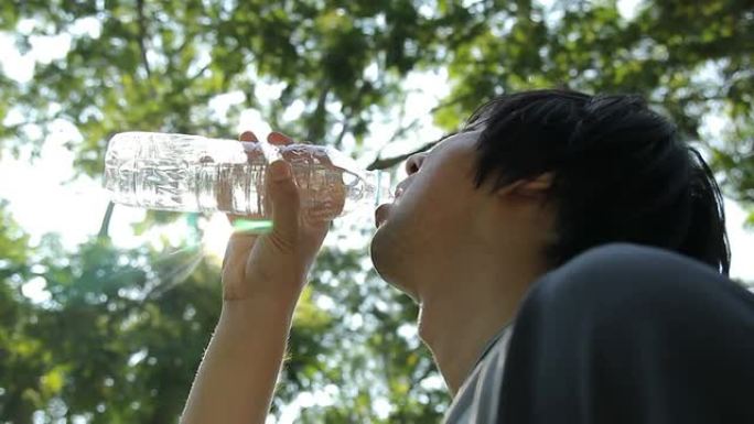 男子慢跑后喝水男子慢跑后喝水