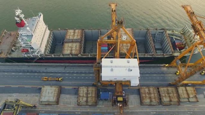 带集装箱船的工业港口鸟瞰图