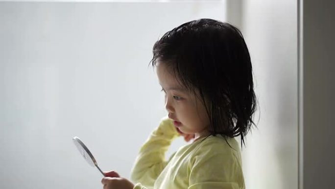 亚洲女性儿童梳头儿童教育小孩照镜子未成年