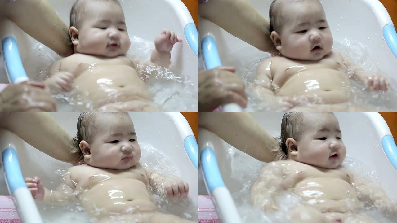 玩水和快乐的男婴婴儿洗澡视频素材