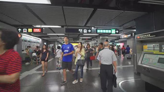 香港地铁挤香港地铁站上班下班高峰行人流坐