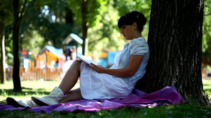 女孩在公园里读书（高清）