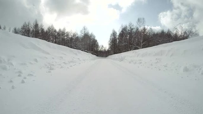 雪地冬季公路行驶冬季大雪冰封道路东北冬天