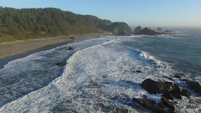 下午晚些时候沿海岸线向南飞越海滩