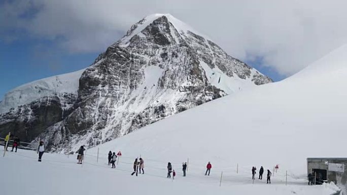 在瑞士的阿莱奇冰川徒步旅行