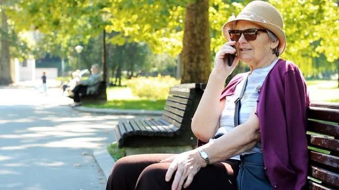 带智能手机的祖母智能手机打字通话购物自拍