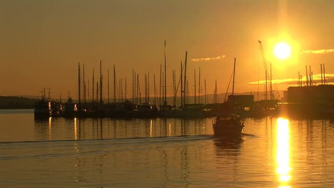 奥斯陆的日落海港港湾渔船归来安详进港