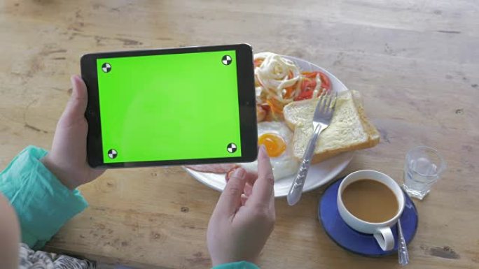 早餐使用绿屏数字平板电脑