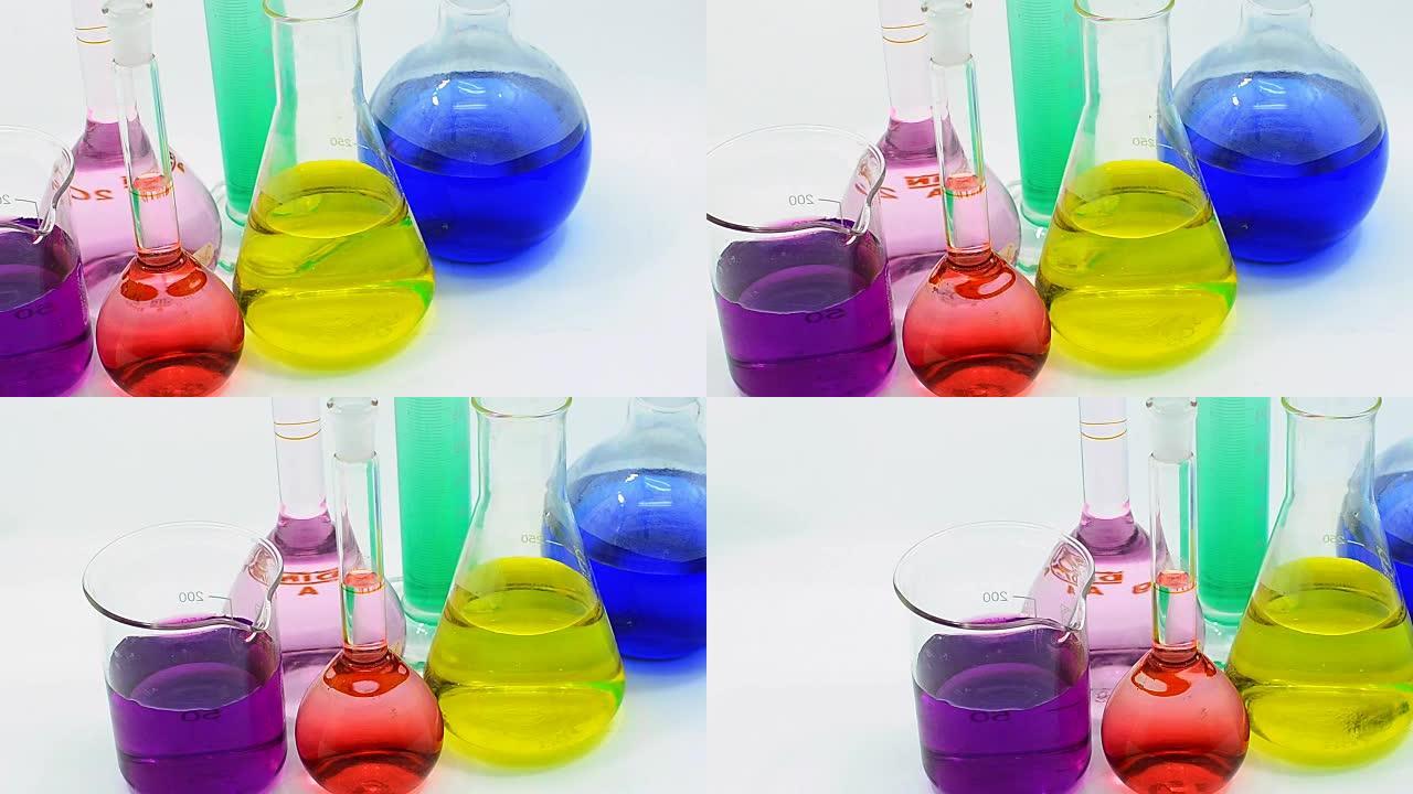 高角度平移: 不同玻璃器皿中化学物质的颜色很多